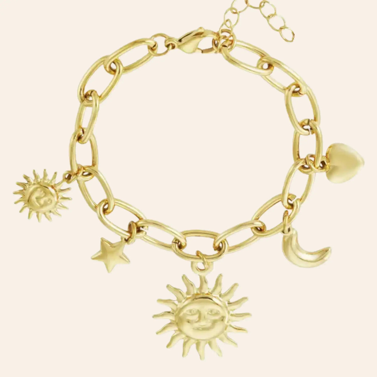 Bracelet Madrid en acier inoxydable doré, charms pendants représentant le soleil, les étoiles, la lune et un cœur, design vibrant et passionné, présenté seul sur fond neutre.