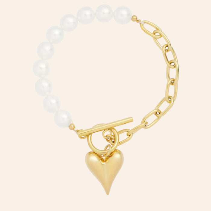 Bracelet Prague en acier inoxydable doré, moitié perles délicates et moitié chaînes, orné d'un charm cœur, présenté seul sur fond neutre.