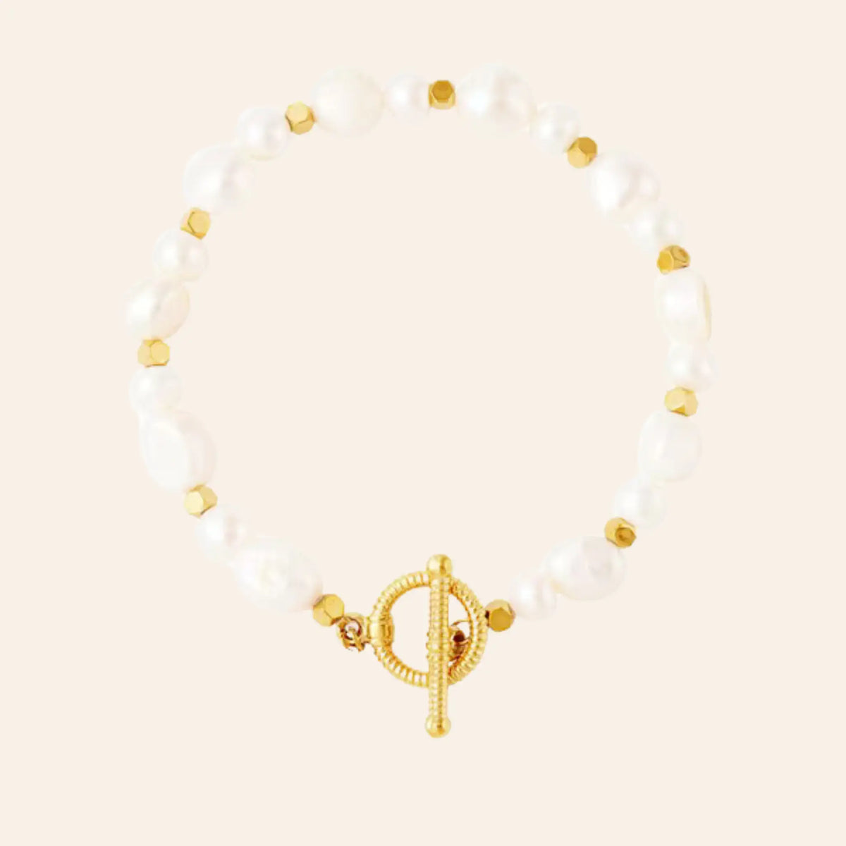 Bracelet Rabat en acier inoxydable doré, perles d'eau douce blanches irrégulières et détails dorés, design naturel et raffiné, présenté seul sur fond neutre.