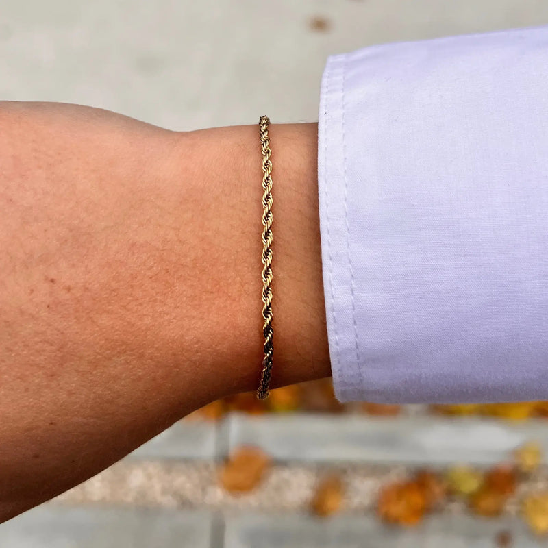 Bracelet Venise doré porté, chaîne torsadée délicate apportant une touche d’élégance subtile à votre poignet.