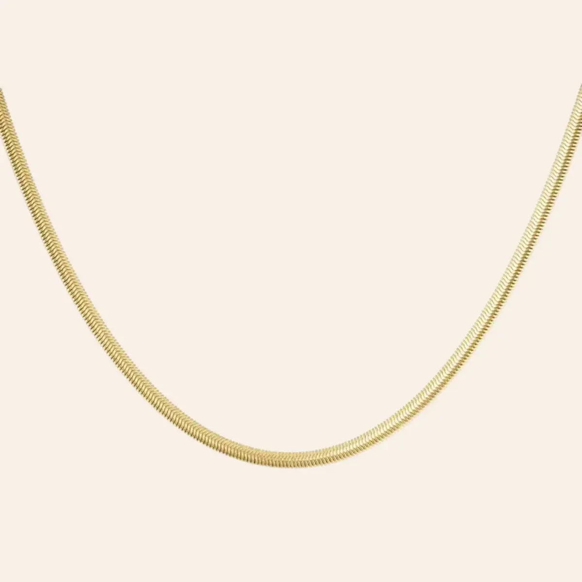 Collier Brasilia en acier inoxydable doré, chaîne fine et plate, design épuré et moderne, présenté seul sur fond neutre.