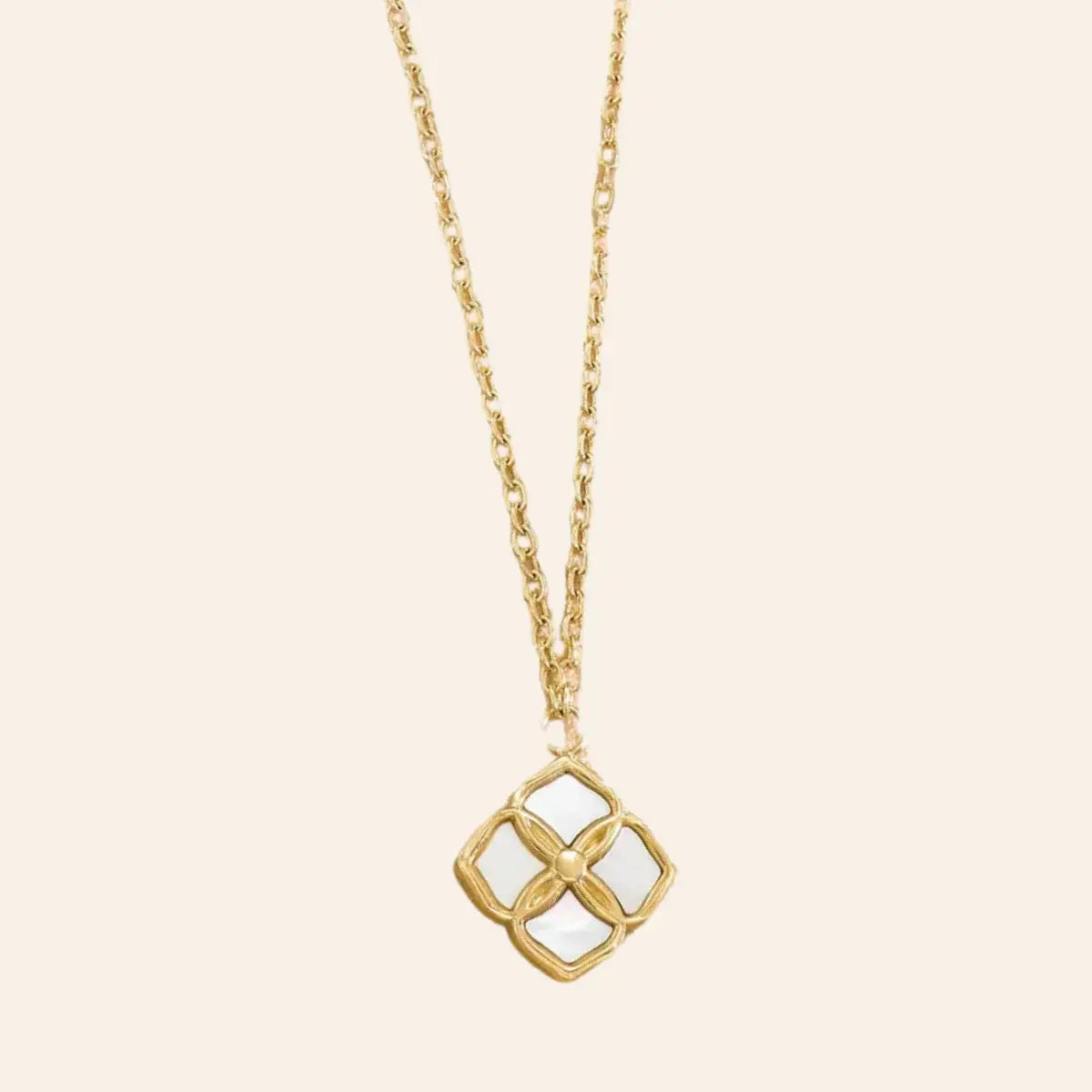 Collier Bratislava en acier inoxydable doré, design moderne avec pendentif structuré, présenté seul sur fond neutre.