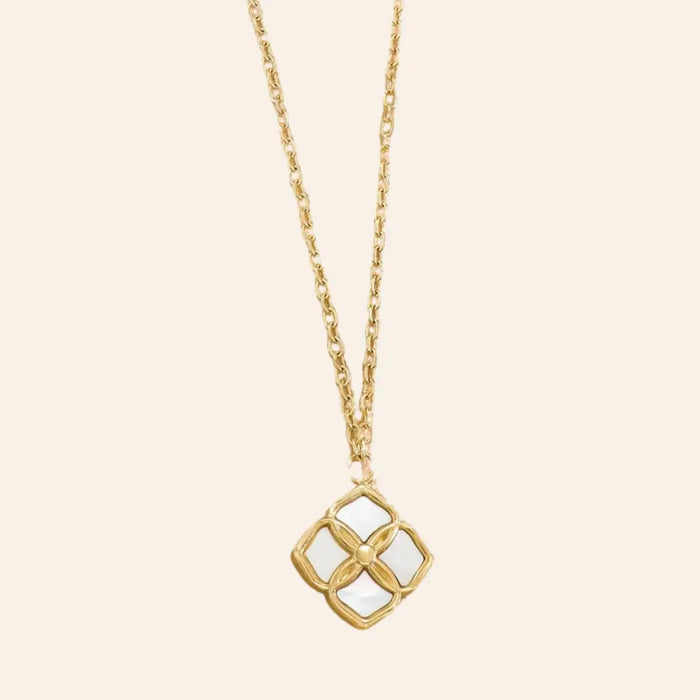 Collier Bratislava en acier inoxydable doré, design moderne avec pendentif structuré, présenté seul sur fond neutre.