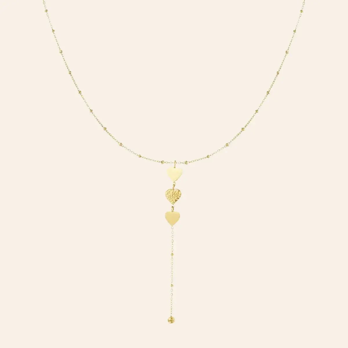 Collier Buenos Aires en acier inoxydable doré, cœurs délicats suspendus, design romantique et raffiné, présenté seul sur fond neutre.