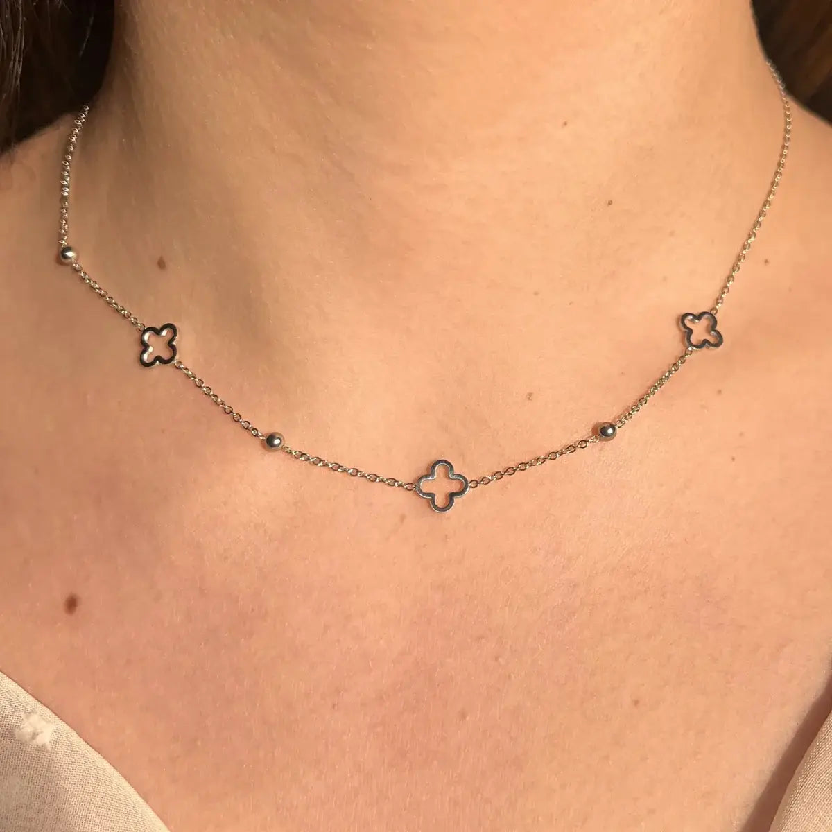 Collier Dublin en acier inoxydable argenté porté, subtil et délicat, parfait pour compléter un look élégant et féminin.