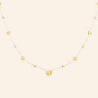 Collier Kyoto en acier inoxydable doré, chaîne délicate ornée de sphères espacées, présenté seul sur fond neutre.