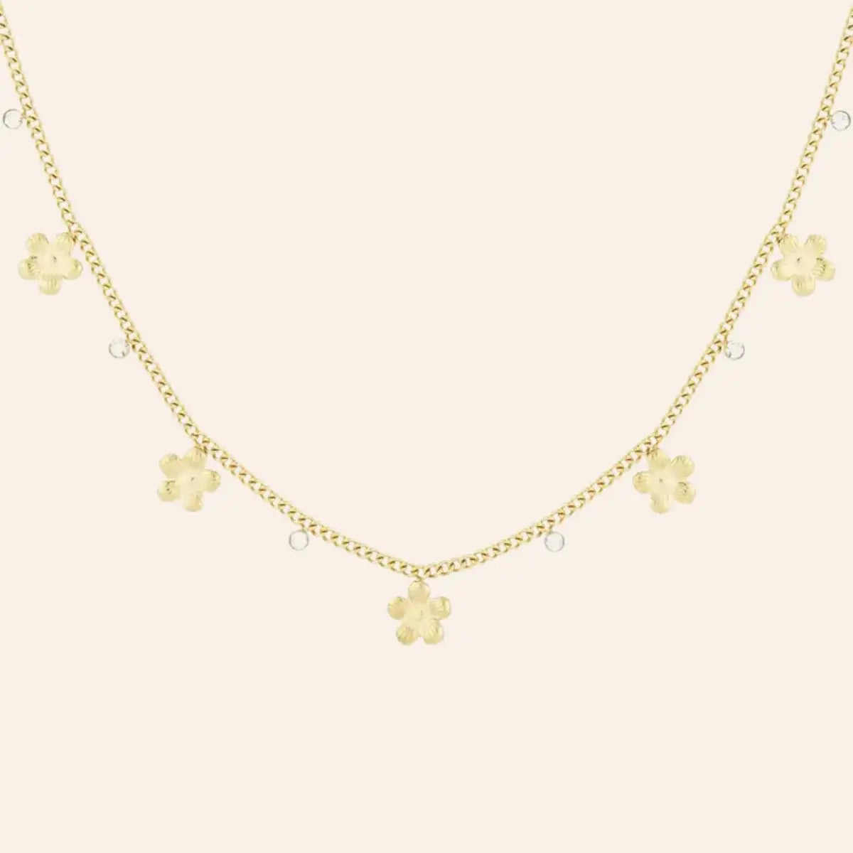 Collier Lima en acier inoxydable doré, délicates fleurs andines suspendues avec grâce et strass, présenté seul sur fond neutre.