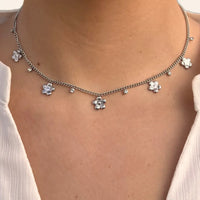 Collier Lima en acier inoxydable argenté porté, mettant en valeur les fleurs andines, les strass et leur design raffiné.