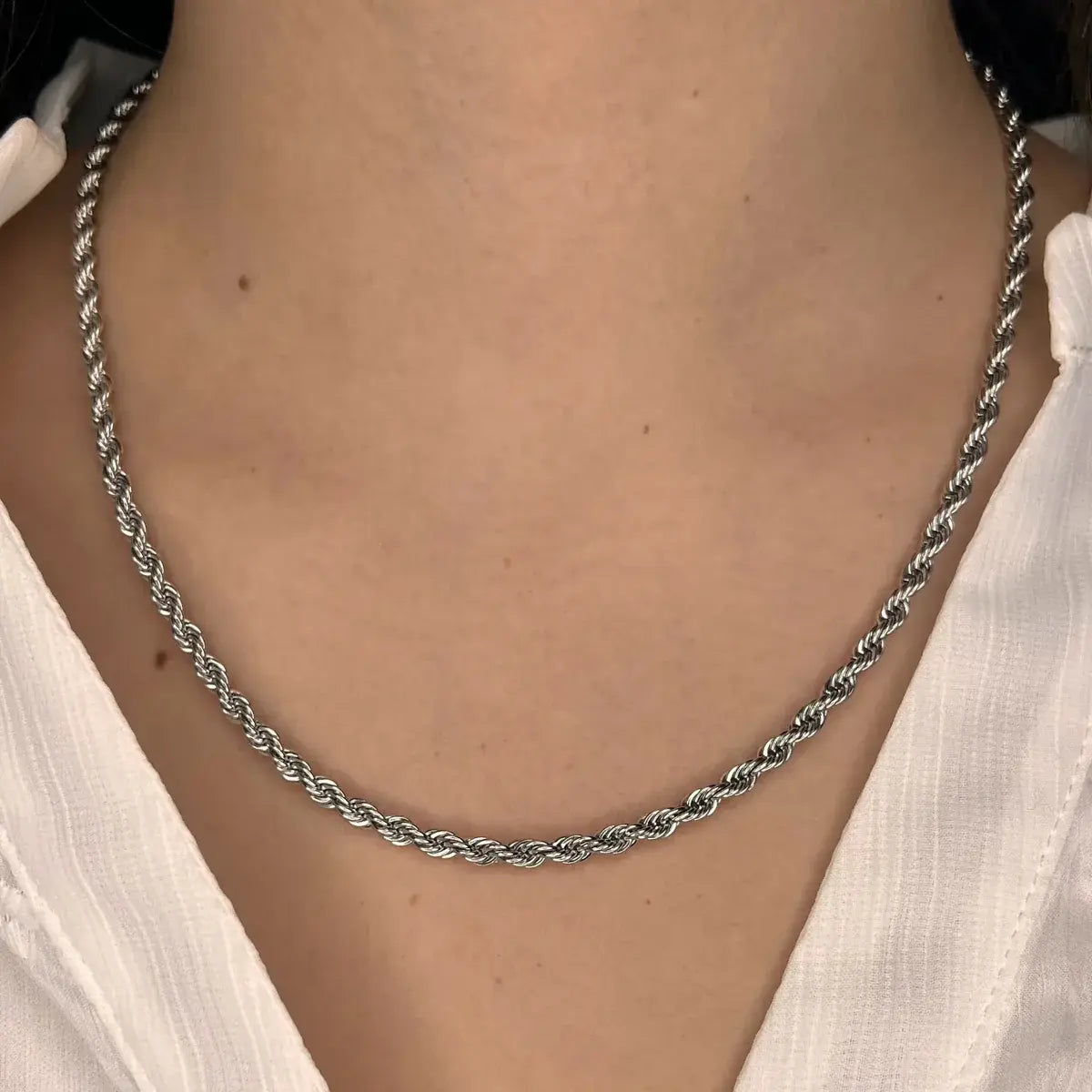Collier Venise en acier inoxydable argenté porté, design intemporel avec chaîne torsadée qui s’adapte à toutes les occasions.