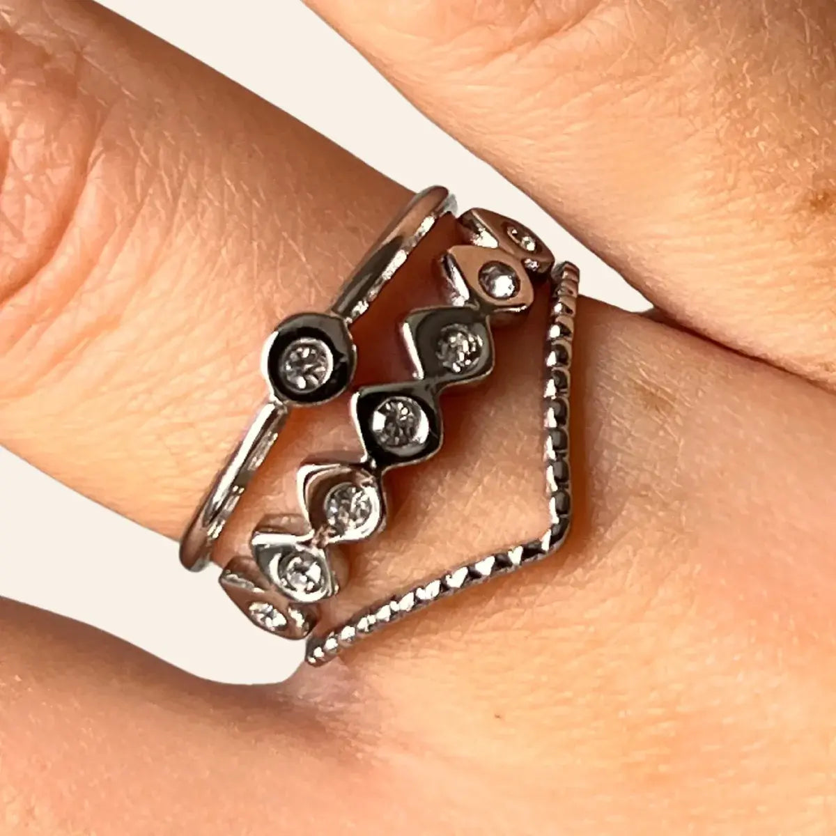 Bague Accra en acier inoxydable argenté, vue de près, ornée de strass brillants.