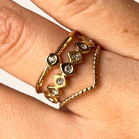 Bague Accra en acier inoxydable doré, vue de près, ornée de strass brillants.
