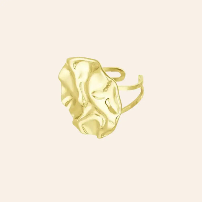 Bague Berlin en acier inoxydable doré, design rond avec des courbes audacieuses et une finition unique, incarnant l’esprit avant-gardiste de Berlin, présentée seule sur fond neutre.