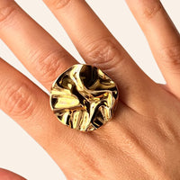 Zoom sur la bague Berlin dorée en acier inoxydable, mettant en valeur sa forme ronde et la finition unique qui capturent l’avant-gardisme de Berlin.