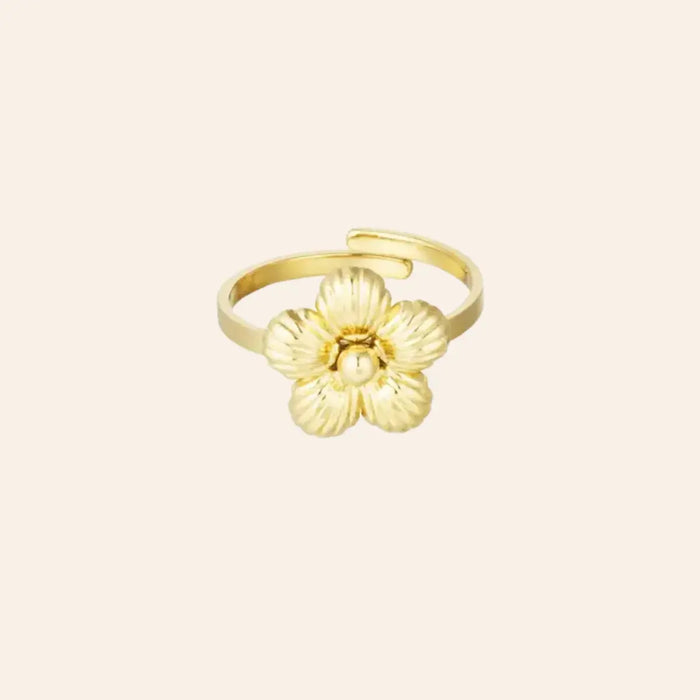 Bague Florence en acier inoxydable doré, délicate fleur en relief capturant l'essence florale et artistique de Florence, présentée seule sur fond neutre.