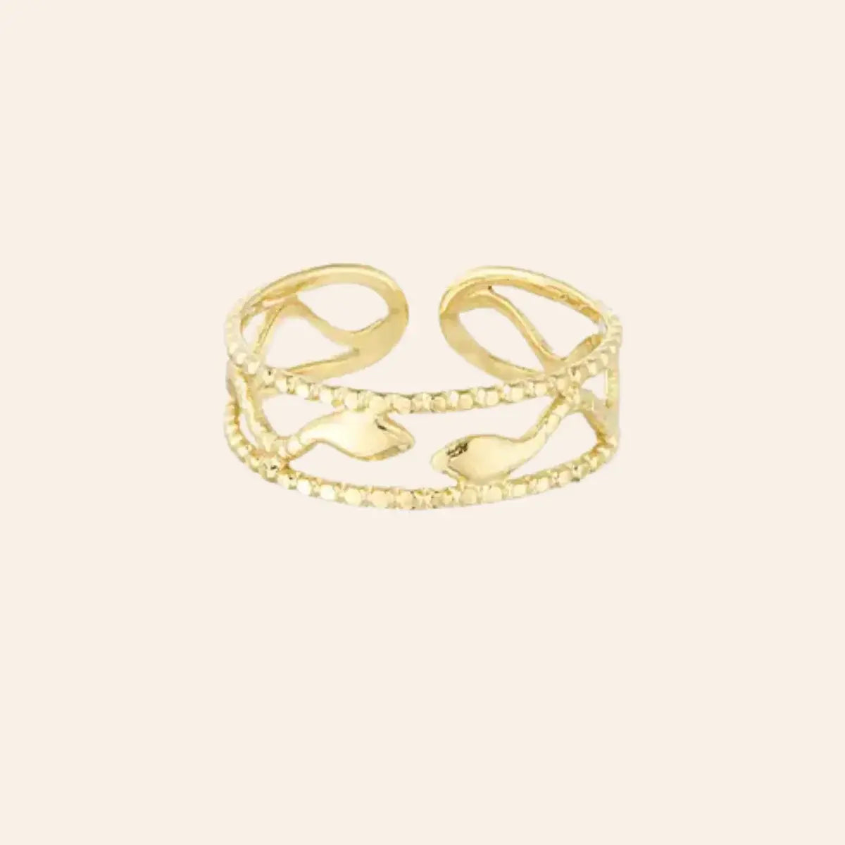 Bague Jakarta en acier inoxydable doré, design ajouré avec deux serpents entrelacés, leurs courbes délicates symbolisant la force et la résilience de Jakarta, présentée seule sur fond neutre.