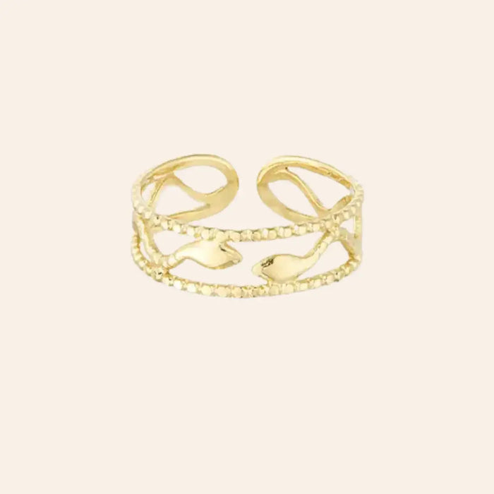 Bague Jakarta en acier inoxydable doré, design ajouré avec deux serpents entrelacés, leurs courbes délicates symbolisant la force et la résilience de Jakarta, présentée seule sur fond neutre.