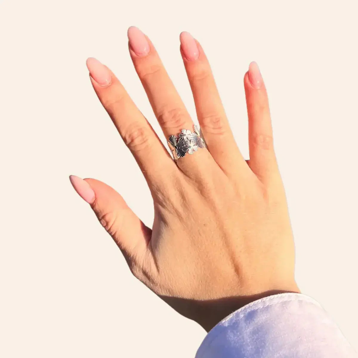 Bague Ottawa en acier inoxydable argenté portée, motifs floraux raffinés symbolisant l'élégance naturelle et la beauté sereine d'Ottawa.