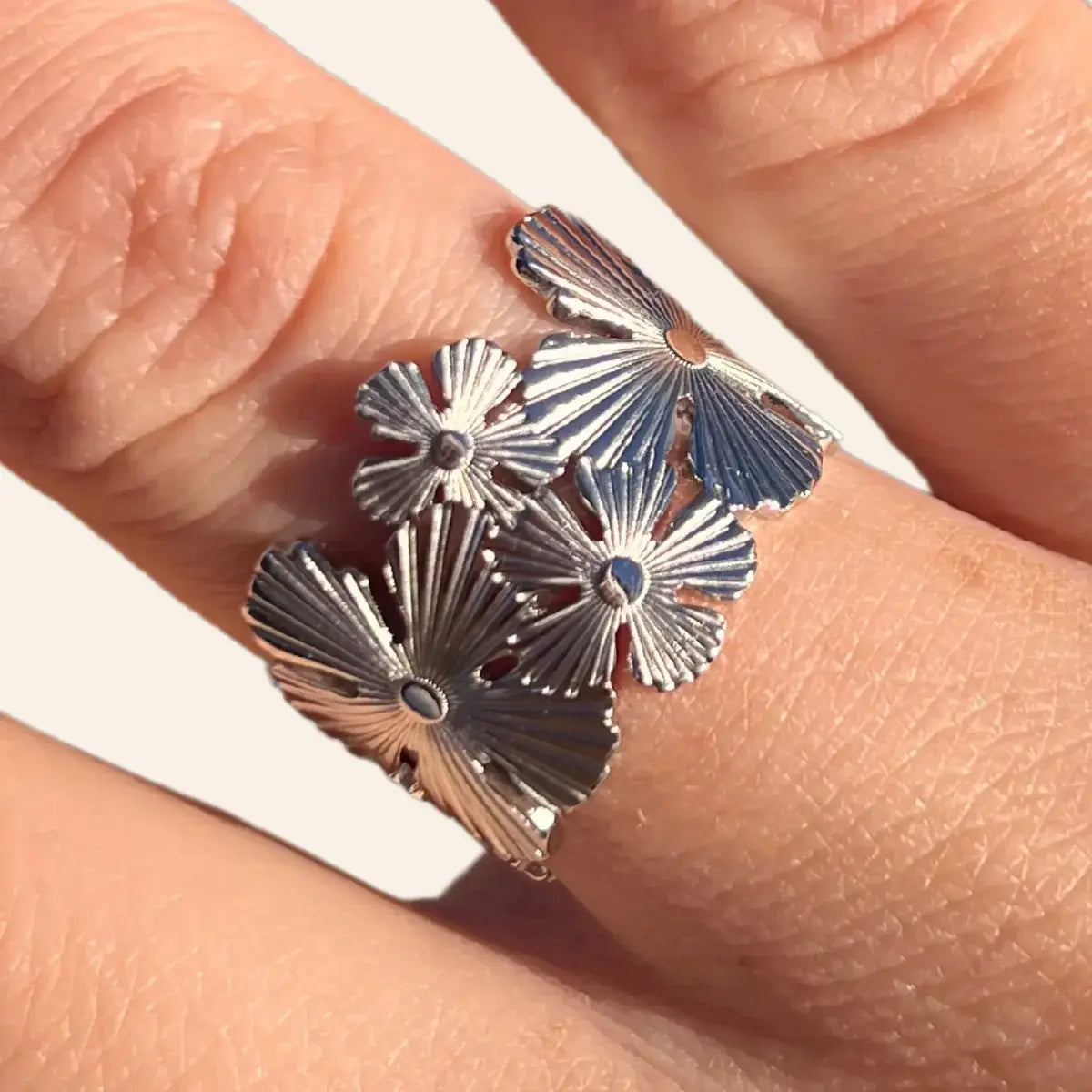 Gros plan sur la bague Ottawa argentée, détaillant les motifs floraux délicats qui fusionnent avec la modernité et la richesse naturelle d'Ottawa.