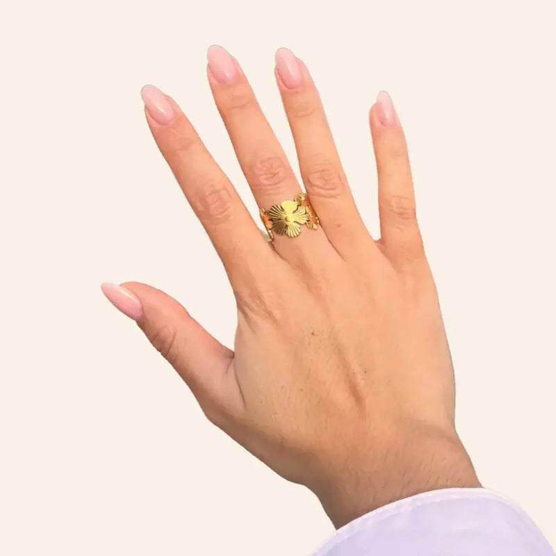 Bague Ottawa dorée portée, design raffiné avec des motifs floraux évoquant la tranquillité des jardins d'Ottawa et la sérénité de la nature canadienne.