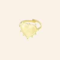 Bague Paris en acier inoxydable doré, cœur délicatement sculpté entouré de détails raffinés, capturant l’essence romantique et élégante de Paris, présentée seule sur fond neutre.
