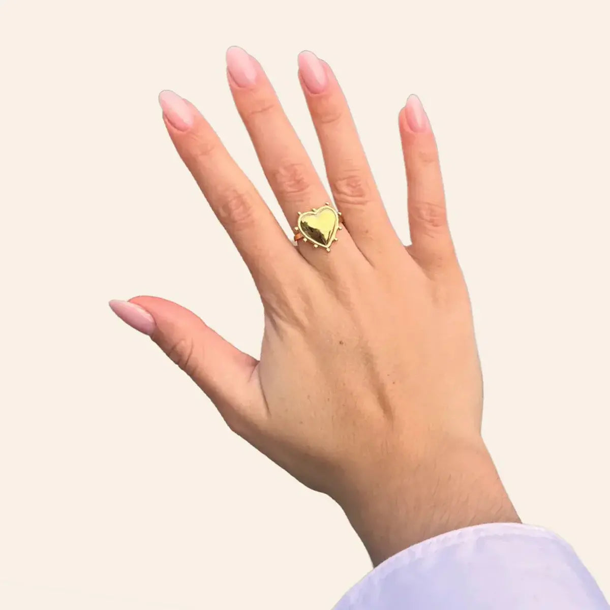 Bague Paris dorée portée, cœur finement sculpté et détails raffinés incarnant l’amour et la sophistication, parfaits pour symboliser l’élégance de Paris.