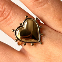 Zoom sur la bague Paris dorée en acier inoxydable, mettant en valeur le cœur délicatement sculpté et les détails raffinés qui symbolisent l'amour et la romance de Paris.