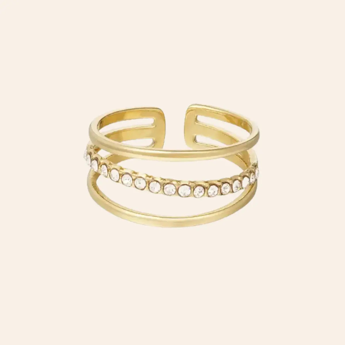Bague Vienne en acier inoxydable doré, trois anneaux superposés, avec l'anneau central orné de strass scintillants, capturant l’élégance impériale et la sophistication de Vienne, présentée seule sur fond neutre.