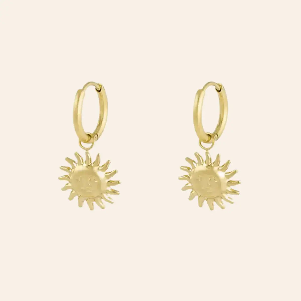 Boucles d’oreilles Madrid en acier inoxydable doré, créoles avec pendants de petits soleils rayonnants, capturant l'énergie éclatante et la chaleur ensoleillée de Madrid, présentées seules sur fond neutre.