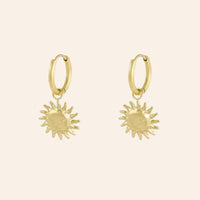 Boucles d’oreilles Madrid en acier inoxydable doré, créoles avec pendants de petits soleils rayonnants, capturant l'énergie éclatante et la chaleur ensoleillée de Madrid, présentées seules sur fond neutre.