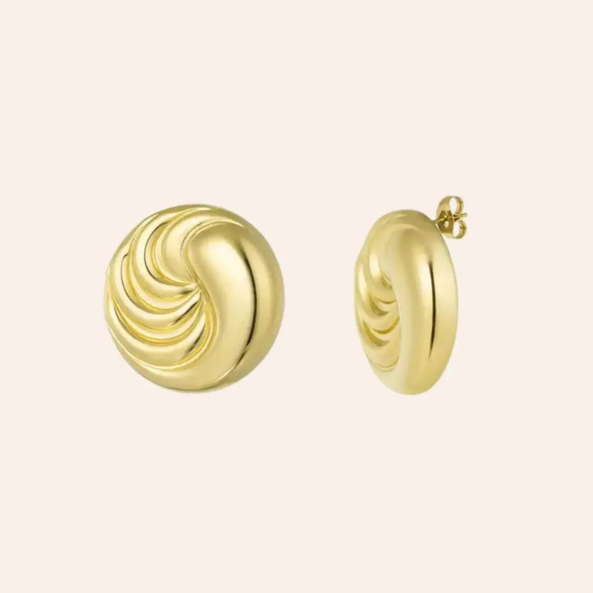 Boucles d’oreilles Séoul en acier inoxydable doré, design circulaire fluide et épuré inspiré des lignes architecturales de Séoul, présenté seul sur fond neutre.