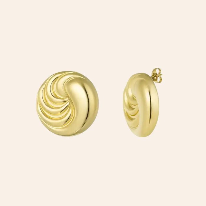 Boucles d’oreilles Séoul en acier inoxydable doré, design circulaire fluide et épuré inspiré des lignes architecturales de Séoul, présenté seul sur fond neutre.