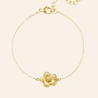 Bracelet Florence en acier inoxydable doré, orné d'une fleur délicate, design léger et élégant, présenté seul sur fond neutre.