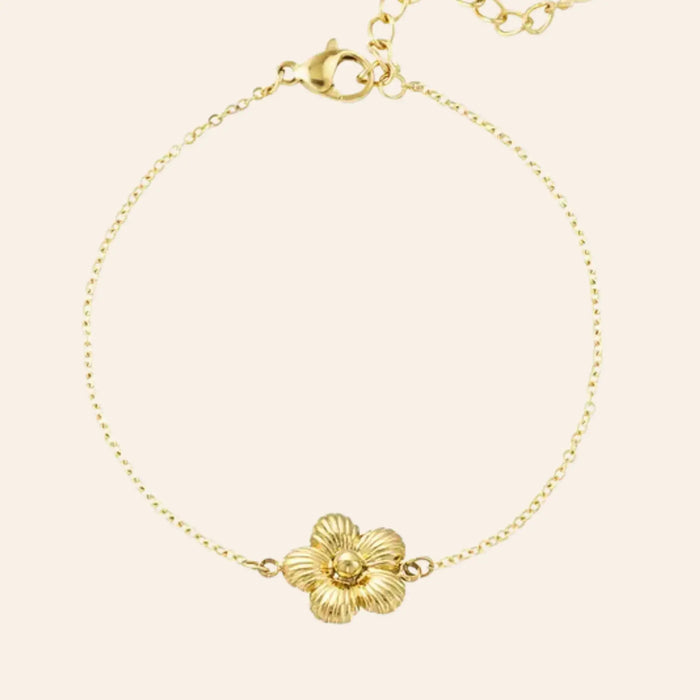 Bracelet Florence en acier inoxydable doré, orné d'une fleur délicate, design léger et élégant, présenté seul sur fond neutre.
