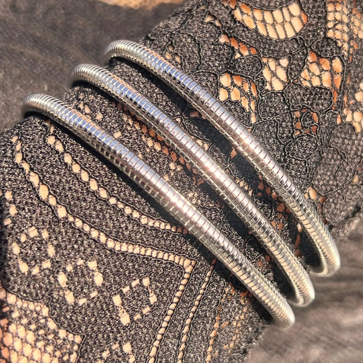 Bracelet Istanbul en acier inoxydable argenté porté, design en spirale fluide et dynamique, parfait pour un look contemporain.