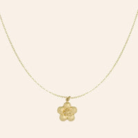 Collier Florence en acier inoxydable doré, orné d'une fleur délicate, design léger et élégant, présenté seul sur fond neutre.