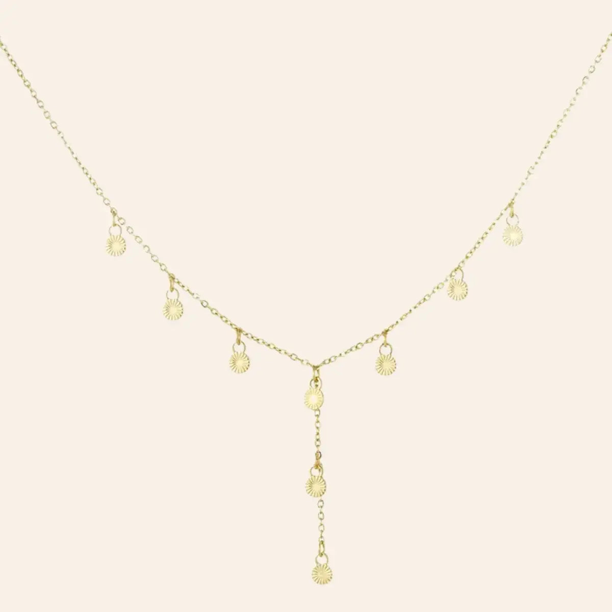 Collier Hanoï en acier inoxydable doré, pendentifs en forme de petits soleils rayonnants disposés en cascade sur une chaîne délicate, symbolisant l’élégance de la culture vietnamienne, présenté seul sur fond neutre.