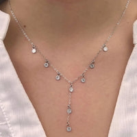 Collier Hanoï en acier inoxydable argenté porté, pendentifs soleil suspendus en cascade, alliant légèreté et résistance pour un style sophistiqué et moderne.