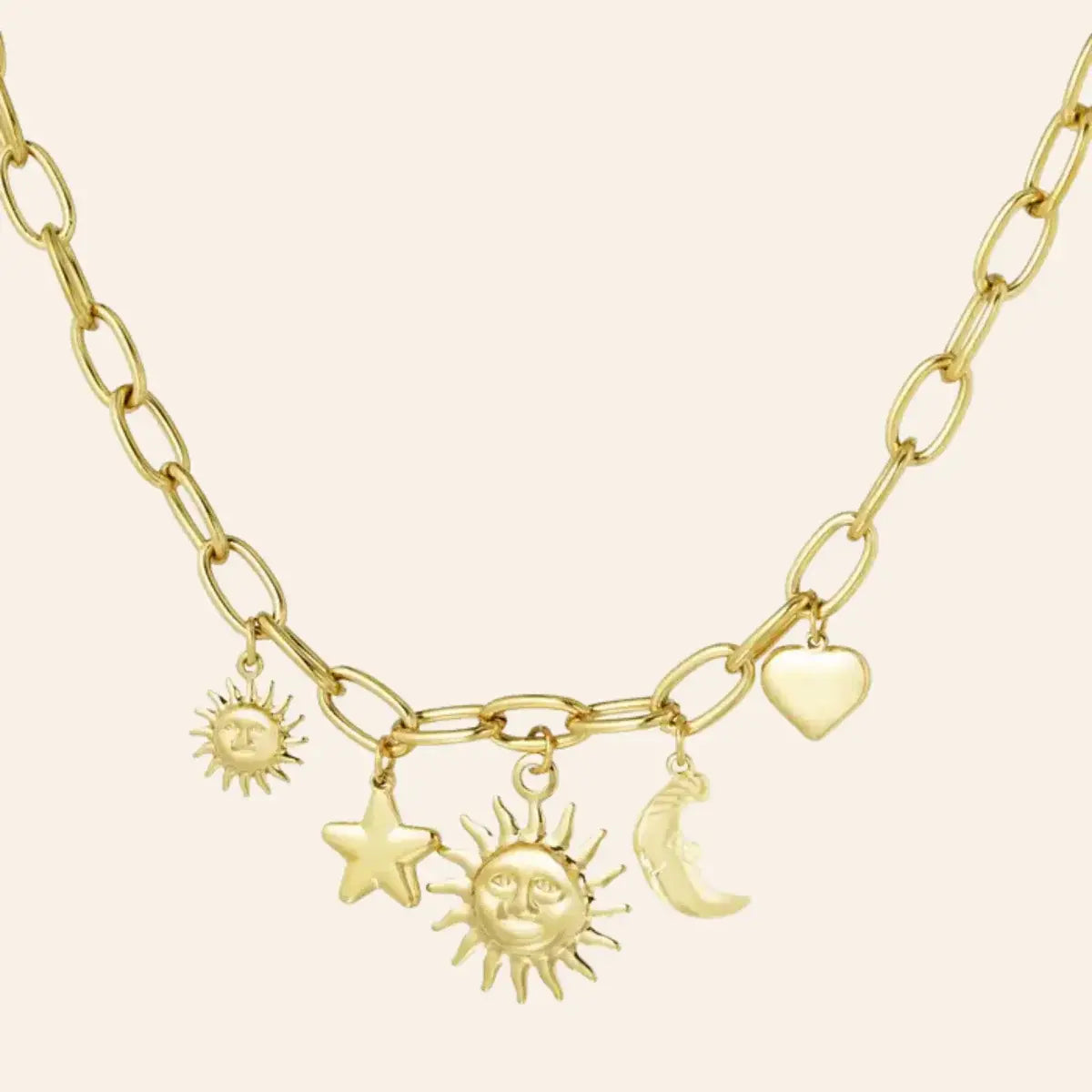 Collier Madrid en acier inoxydable doré, pendentifs charmants comprenant deux soleils éclatants, une étoile scintillante, une lune mystérieuse et un cœur délicat, capturant l’essence vibrante et ensoleillée de Madrid, présenté seul sur fond neutre.
