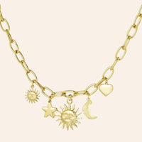 Collier Madrid en acier inoxydable doré, pendentifs charmants comprenant deux soleils éclatants, une étoile scintillante, une lune mystérieuse et un cœur délicat, capturant l’essence vibrante et ensoleillée de Madrid, présenté seul sur fond neutre.