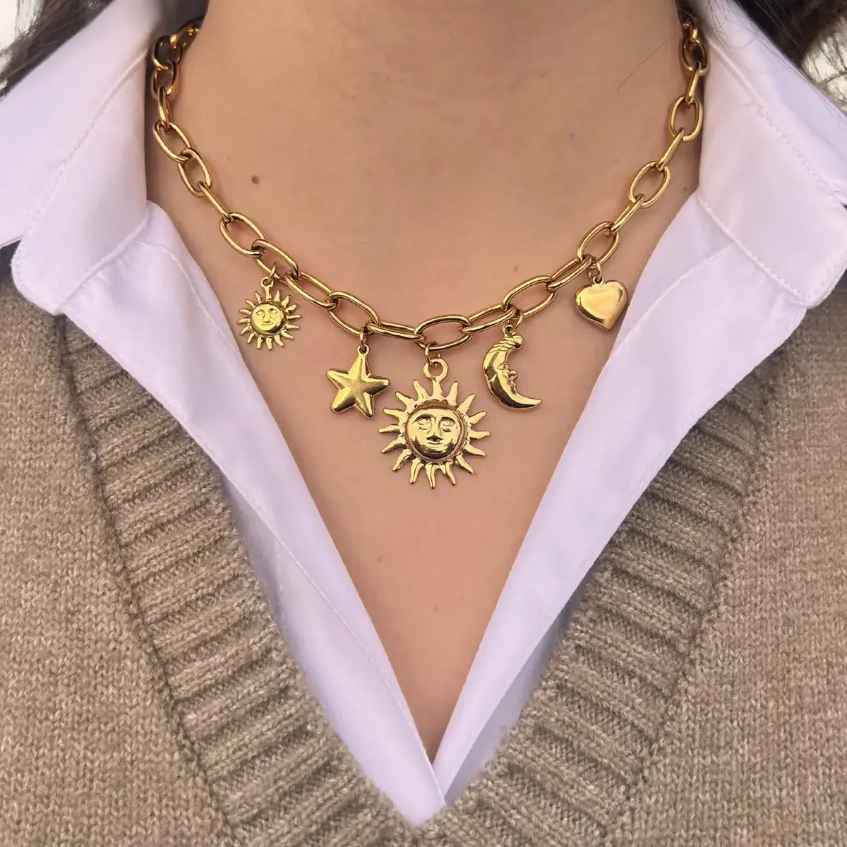 Collier Madrid doré porté, pendentifs soleils, étoile, lune et cœur ajoutant une touche de chaleur et de passion à votre décolleté, inspirée de Madrid.