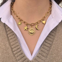 Collier Madrid doré porté, pendentifs soleils, étoile, lune et cœur ajoutant une touche de chaleur et de passion à votre décolleté, inspirée de Madrid.
