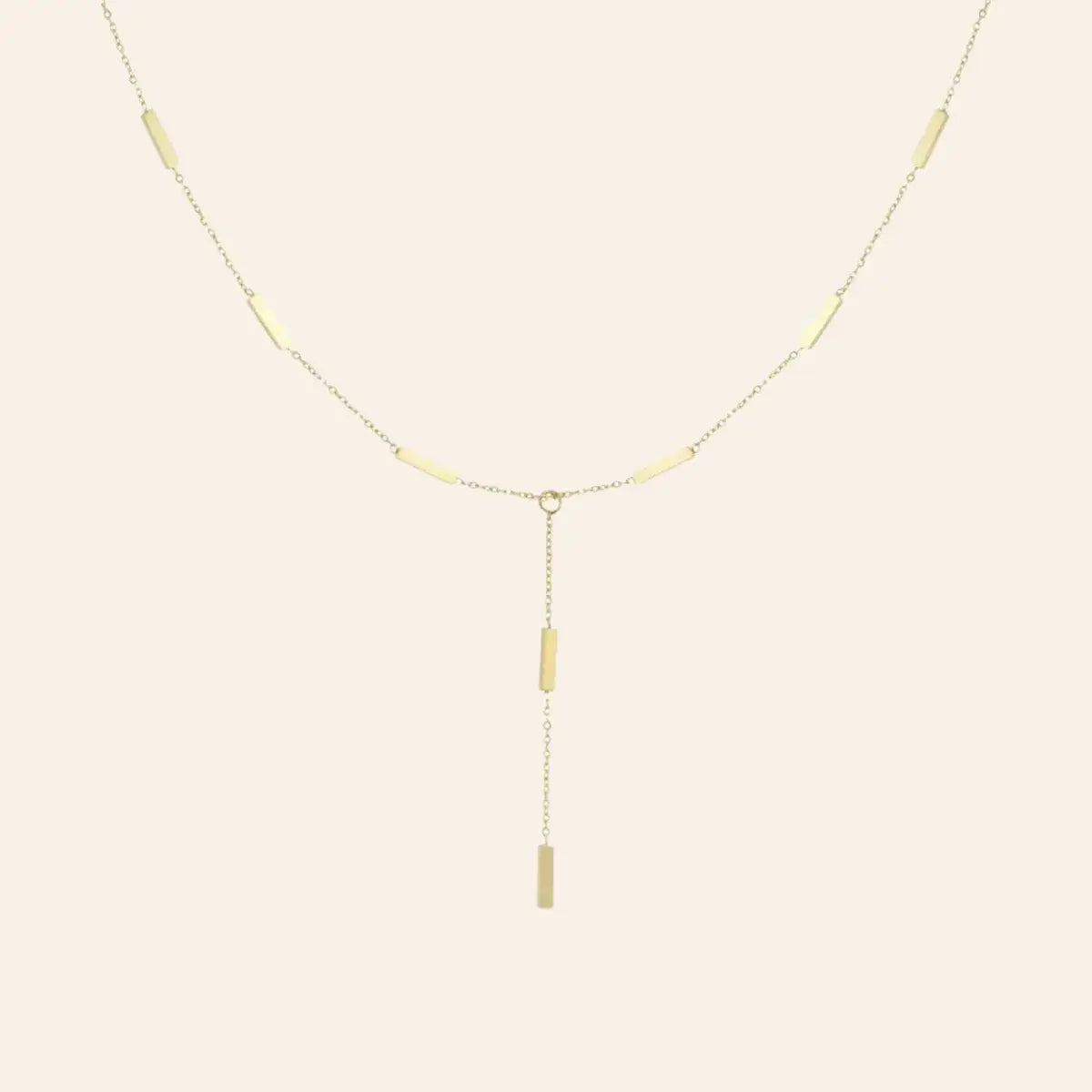 Collier Stockholm en acier inoxydable doré, design minimaliste avec des barres géométriques alignées, inspiré de la simplicité et du design épuré de Stockholm, présenté seul sur fond neutre.