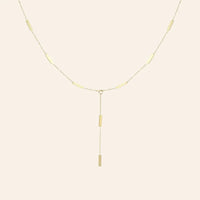 Collier Stockholm en acier inoxydable doré, design minimaliste avec des barres géométriques alignées, inspiré de la simplicité et du design épuré de Stockholm, présenté seul sur fond neutre.