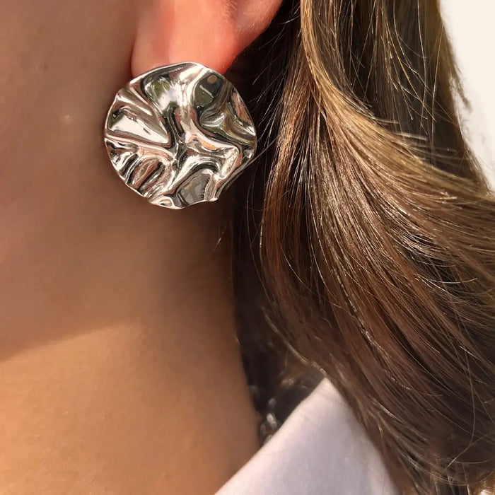 Boucles d’oreilles Berlin en acier inoxydable argenté portées, design moderne et artistique, ajoutant une touche d'élégance avant-gardiste à votre look.