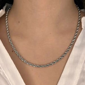 Collier Venise en acier inoxydable argenté porté, design intemporel avec chaîne torsadée qui s’adapte à toutes les occasions.