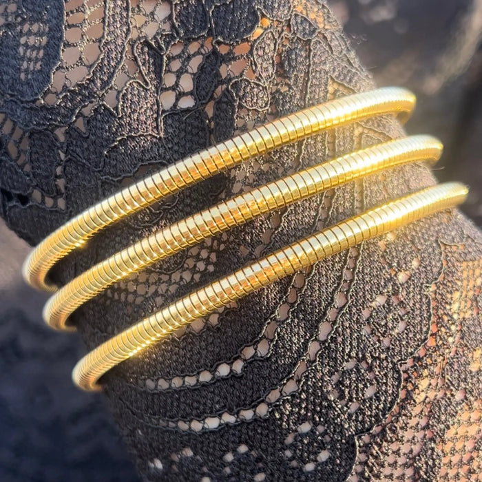 Poignet féminin portant le bracelet Istanbul doré, bijou moderne et audacieux en spirale, ajoutant une touche unique à votre look.